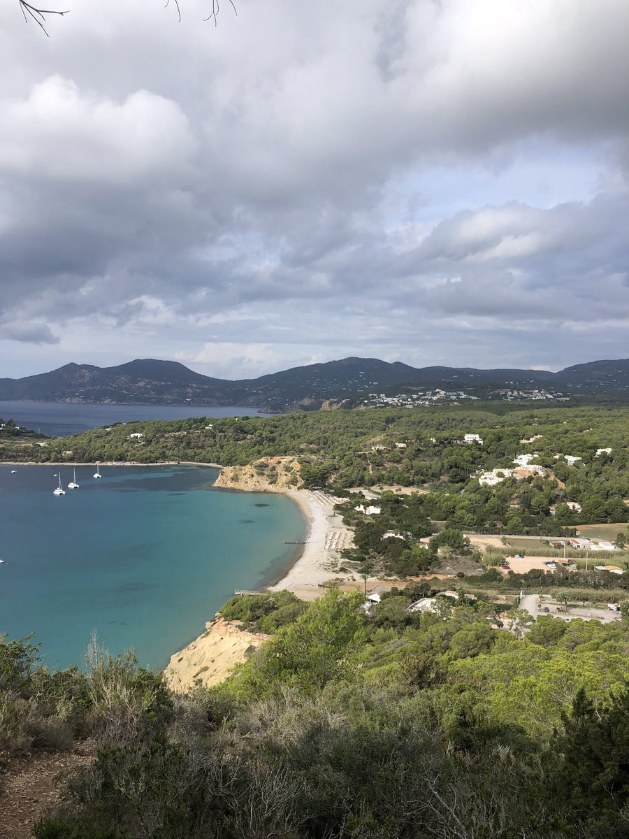 Lauriscg1's tweet photo. Fer excursions desenvolupa l'equilibri i la motricitat, sobretot en els més petits. A més, si es desenvolupen en un entorn natural, al aire lliure, millora el sistema immunitari. 

Aquí una foto de les vistes de l'excursió d'aquesta setmana ☁️🏞🌼🍃🌿
#EFsaludable_UIB  #22121_uib https://t.co/b6WYxydnC5