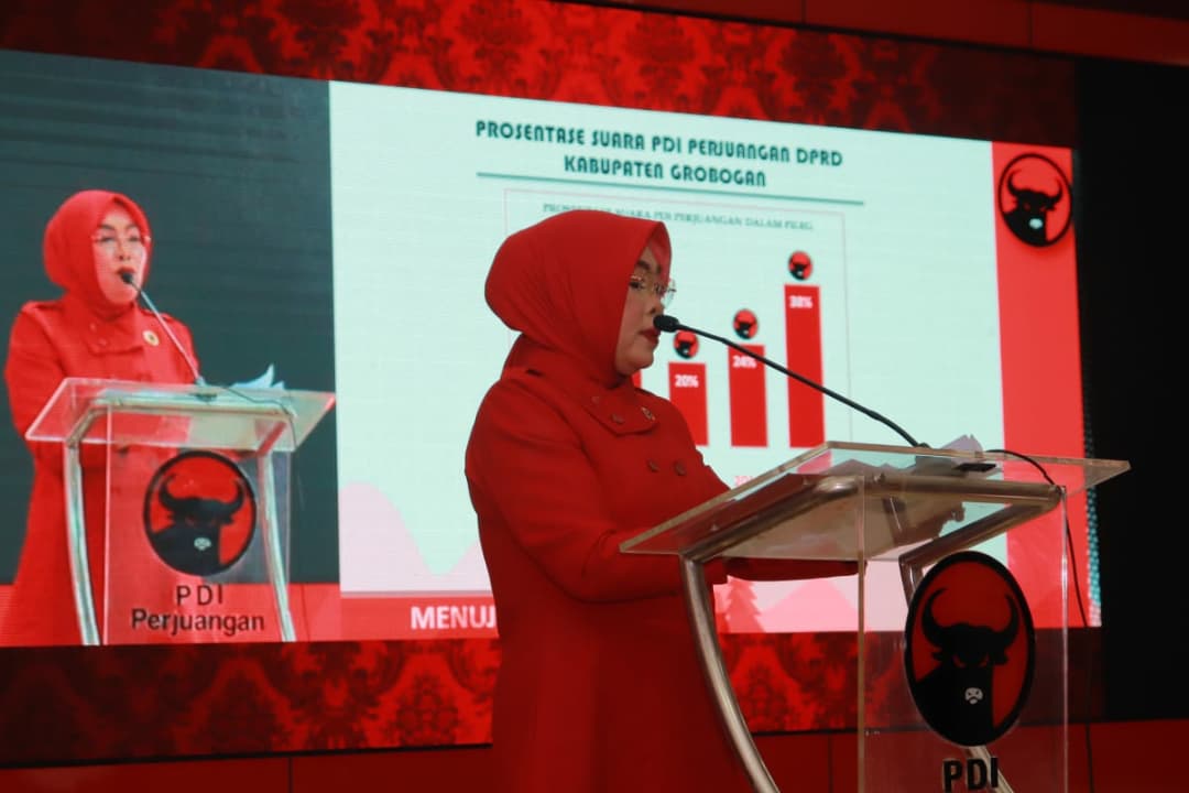 pdipgrobogan's tweet photo. Pemaparan konsep komandate stelsel Kab. Grobogan oleh Ketua DPC PDI Perjuangan Grobogan @sumarnigrobogan, ditemani sekretaris dan bendahara, mari kita sukseskan dengan gotong royong bersama untuk raih kejayaan di 2024. MERDEKA!!! 

#pdiperjuangan #grobogan#srisumarni#2024#merdeka https://t.co/jzkzIv8WQv
