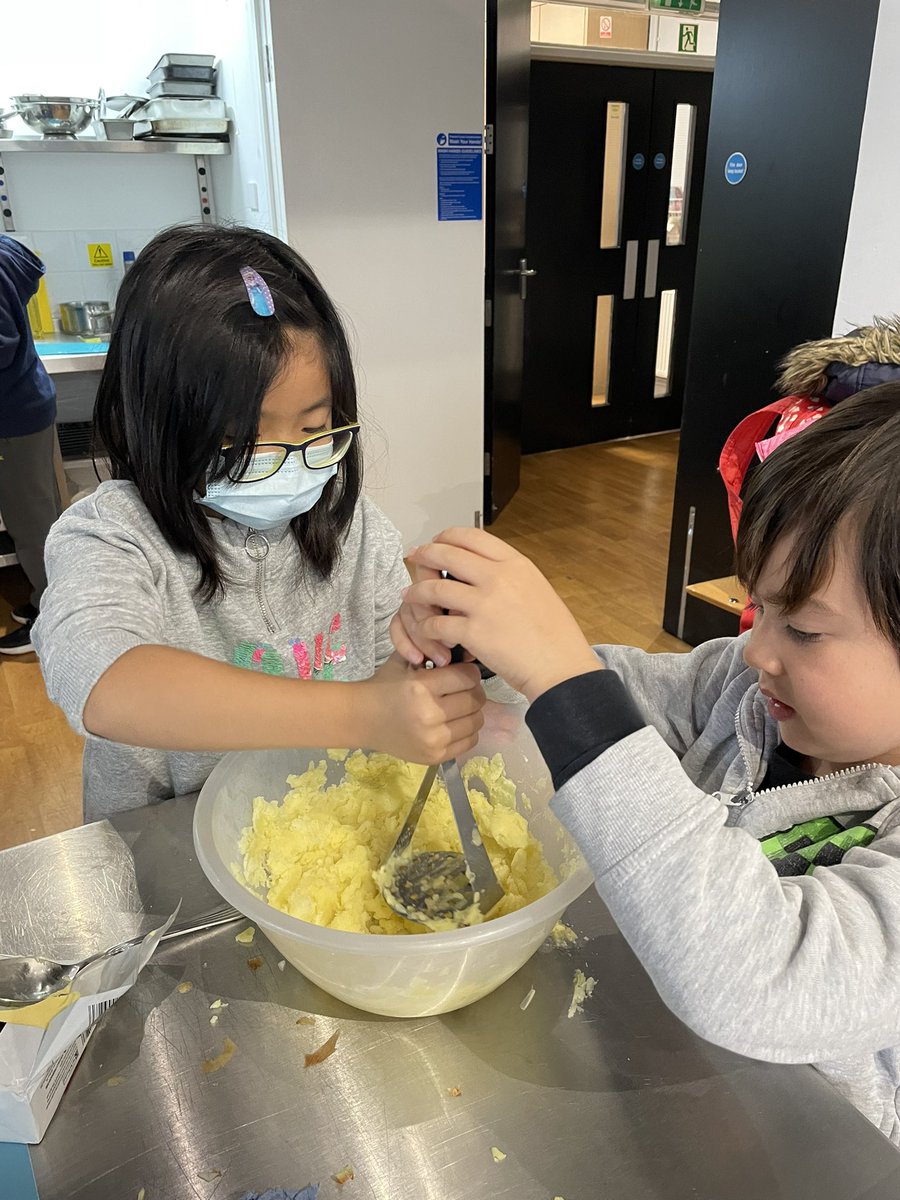 breadnbuttercic's tweet photo. Half term cooking and nutrition workshops with Barnet children who have been not only enjoying cooking together but also sitting down and eating what they have made and sharing their experiences @BarnetCouncil #halftermworkshops #kidsgetcooking #learningaboutfood https://t.co/G5WbDEJ5iE