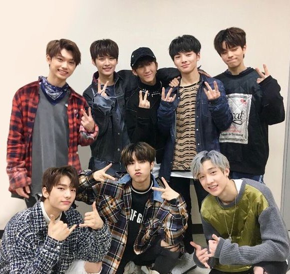 hyunbinshine's tweet photo. stray kids antes y después ; a thread https://t.co/ymqkJTCdRM