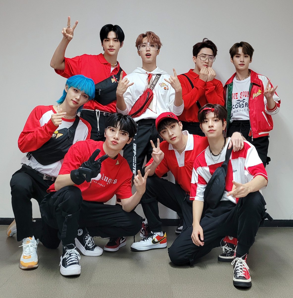 hyunbinshine's tweet photo. stray kids antes y después ; a thread https://t.co/ymqkJTCdRM