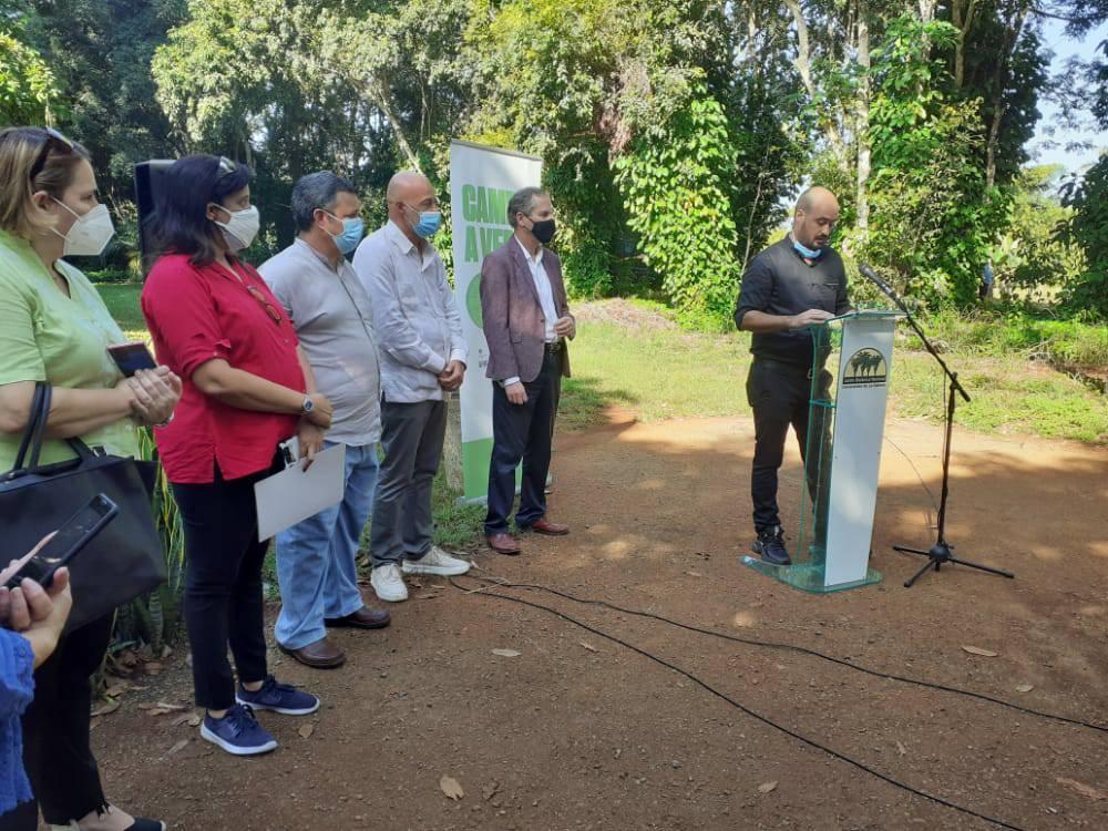 Con la siembra de 26 pinos se saluda la #COP26 sobre #cambioclimático que tendrá lugar a partir del 31 de octubre en Glasgow, Escocia. En la inicitiva de la Embajada del Reino Unido participan directivos de Citmacuba, Cuba MINREX y el Jardín Botánico Nacional. #PonleCorazónACuba