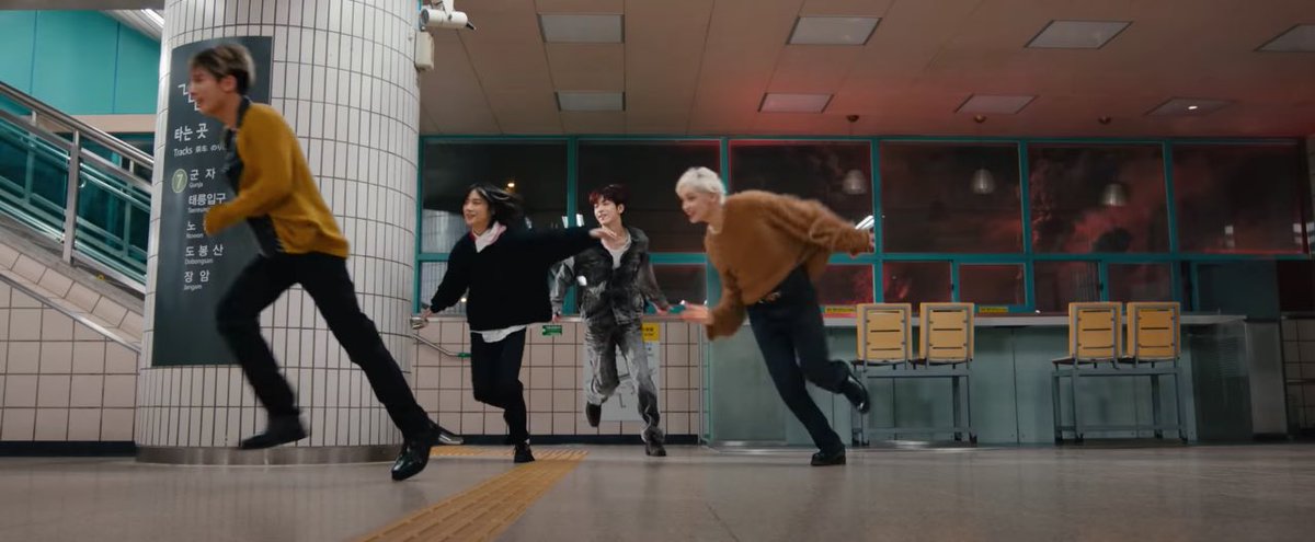 BookishT_S's tweet photo. Look at the attention to detail in #TXT_Frost 👀 When they are at the station they seem all cheerful and happy but if you look at the background, the world has already ended! There’s the apocalypse outside!! #TXT #TOMORROW_X_TOGETHER @TXT_members https://t.co/zUSeXi6l4M