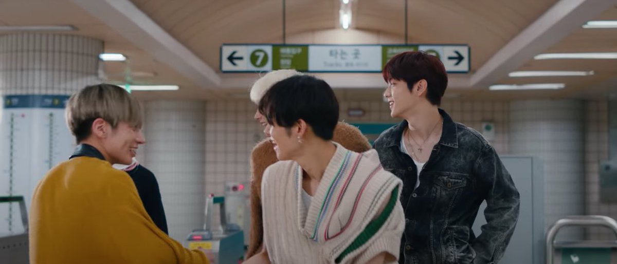 BookishT_S's tweet photo. Look at the attention to detail in #TXT_Frost 👀 When they are at the station they seem all cheerful and happy but if you look at the background, the world has already ended! There’s the apocalypse outside!! #TXT #TOMORROW_X_TOGETHER @TXT_members https://t.co/zUSeXi6l4M