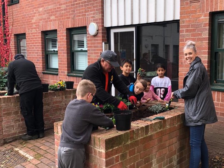 MuirGroupHA's tweet photo. Gardening became child’s play for residents in Chester as children bloomed for a Muir community event 🤩🧑‍🌾🌻🌺🌿🍂
https://t.co/dWocTYGOQd https://t.co/h9QSPkjfDJ