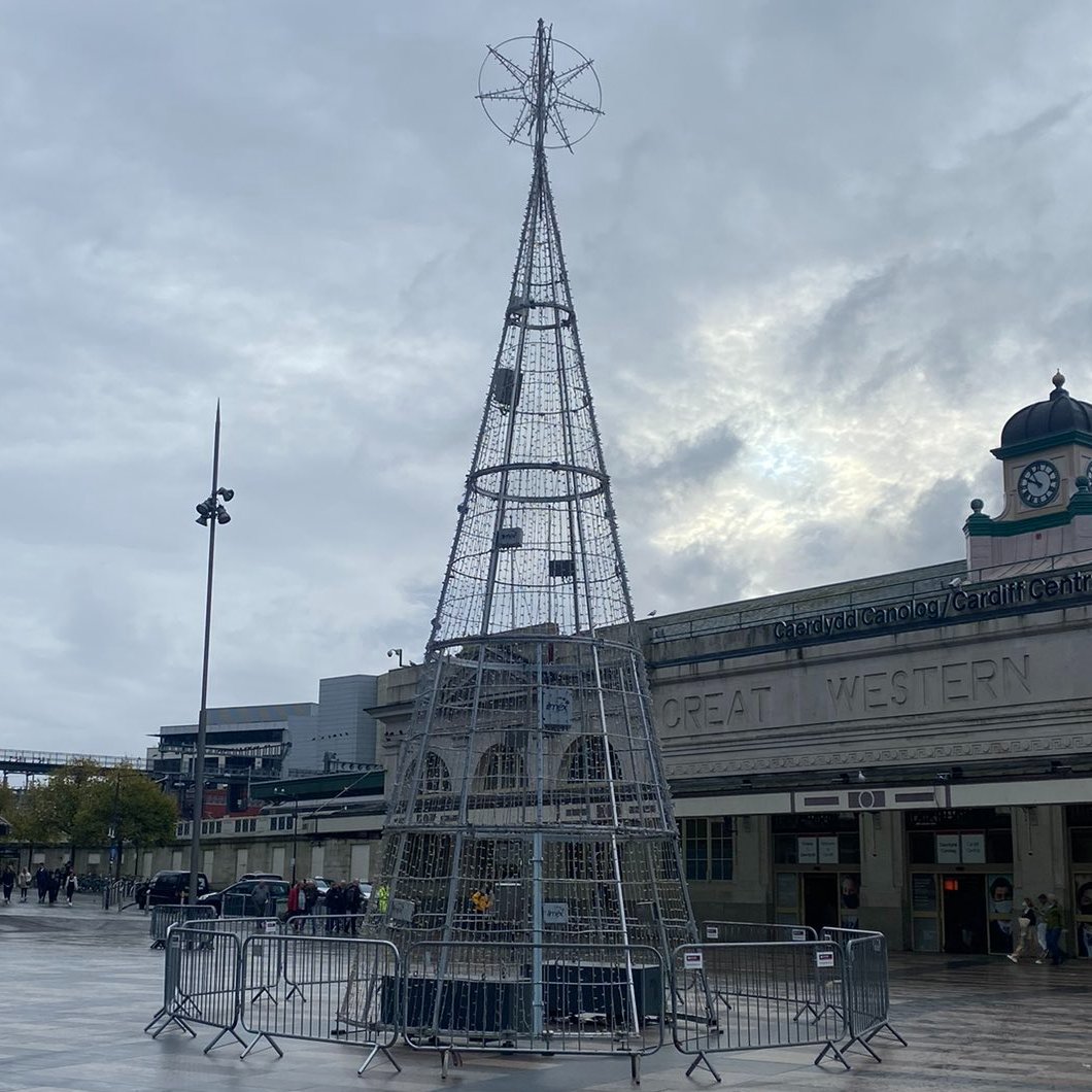 gomedia91's tweet photo. I love when the trees in Cardiff start to change🍂 https://t.co/msQNj5GXV4
