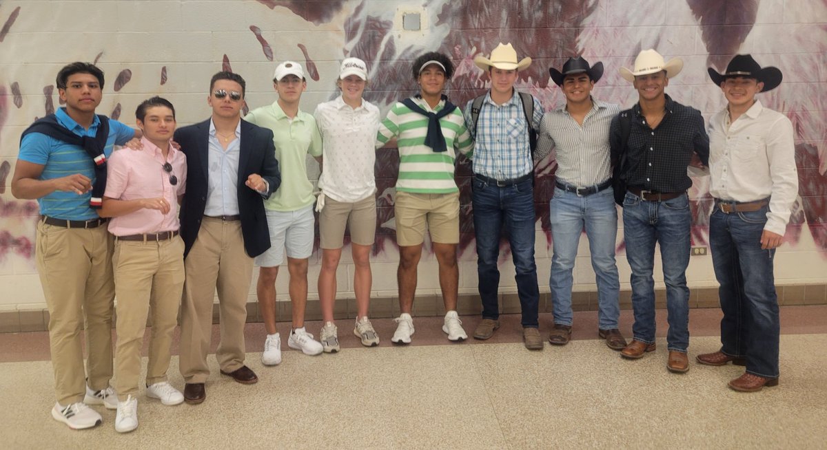 LosFresnosFB's tweet photo. Country vs Country Club! 🤠🧐
#ChooseYourSide @losfresnoshigh https://t.co/HKyV0aLhR7