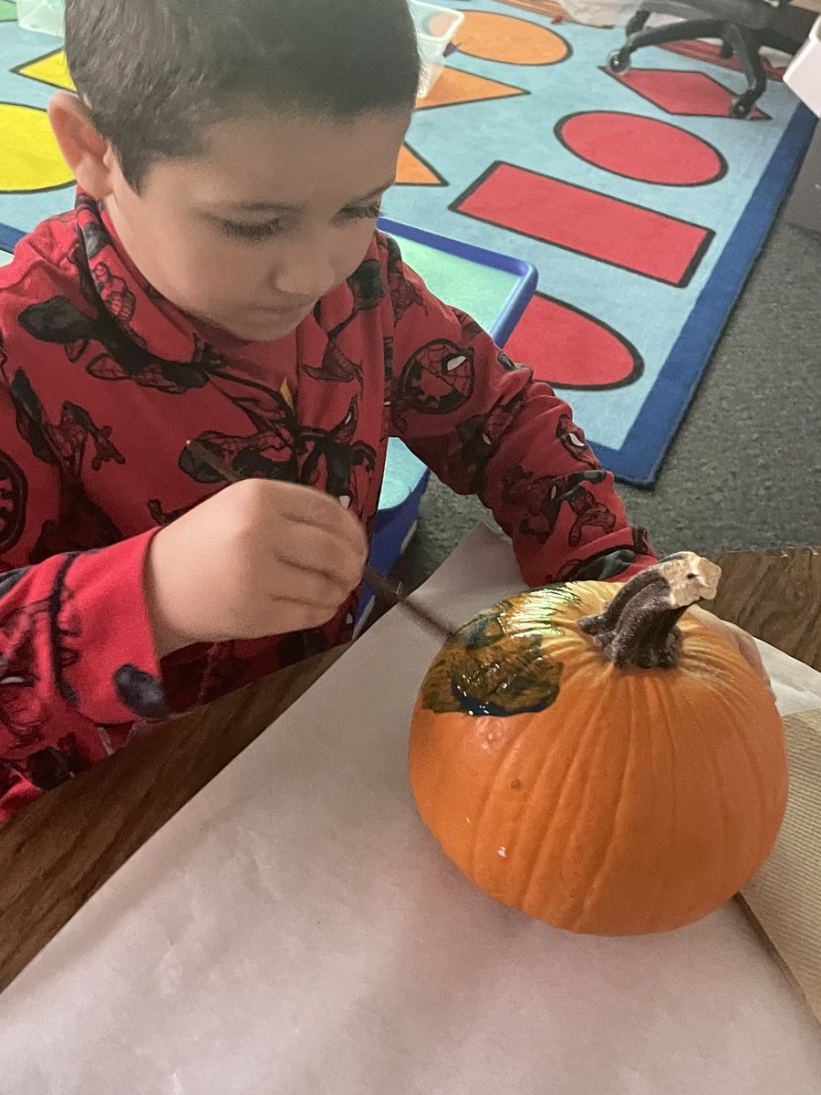 Vazquez_Isabel_'s tweet photo. Learning about shapes and colors #pumpkingunit @DowlingTigers https://t.co/jalk7QoQsp