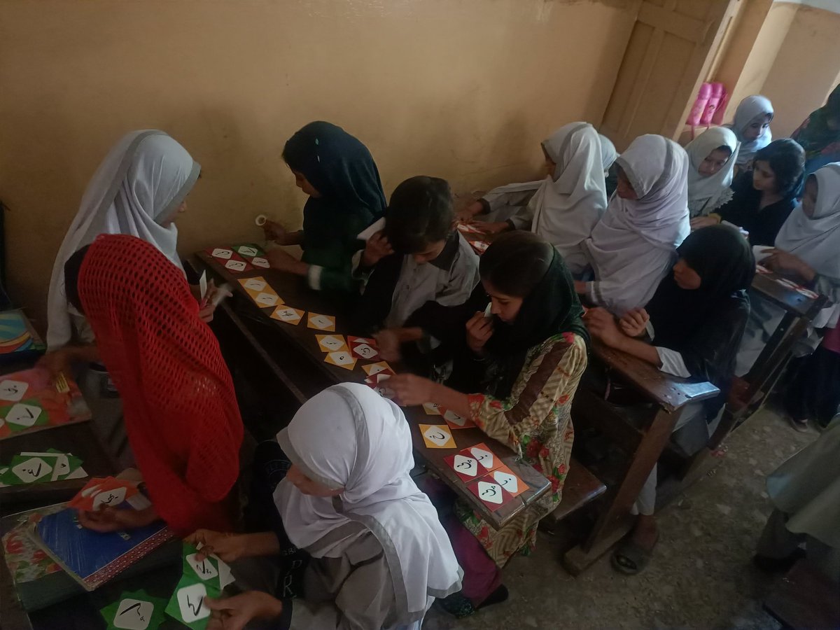 sobiana33628301's tweet photo. GBPS Chamber Naka
Assessment activity: Students are making words with the help of flash cards .
#SeldApp
#Championsofchange
@FouziaDr @MinisterEduGoS @sardarshah1 @AkbarLaghari5
@AvinashAdvani76
@SABAQPakistan
@MalalaFund
@SELD_Sindh https://t.co/yJDbuXw4Jc