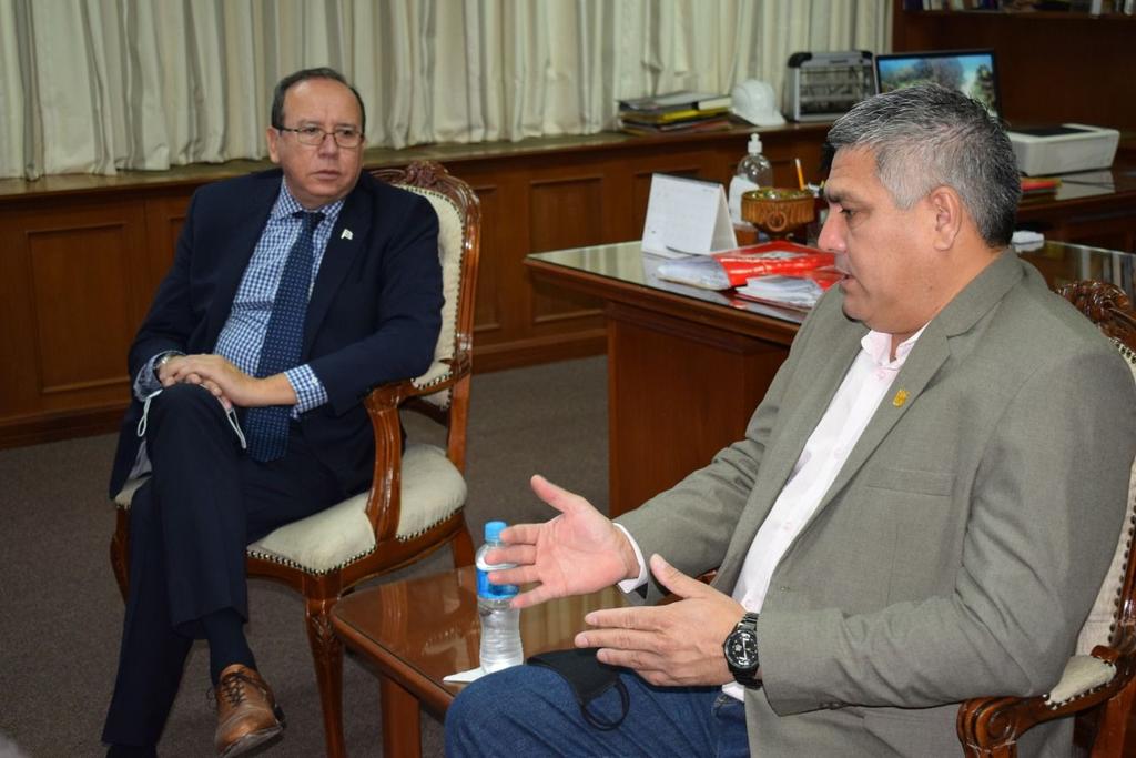 cesarojedapy's tweet photo. Hoy me reuní con el Director General de la Itaipu, Manuel Cáceres, donde recibí los planos del histórico y emblemático palacete Villa Rosalba, actualmente sede de las oficinas del Tribunal Permanente de Revisión del Mercosur. https://t.co/IIrlmOoe2z