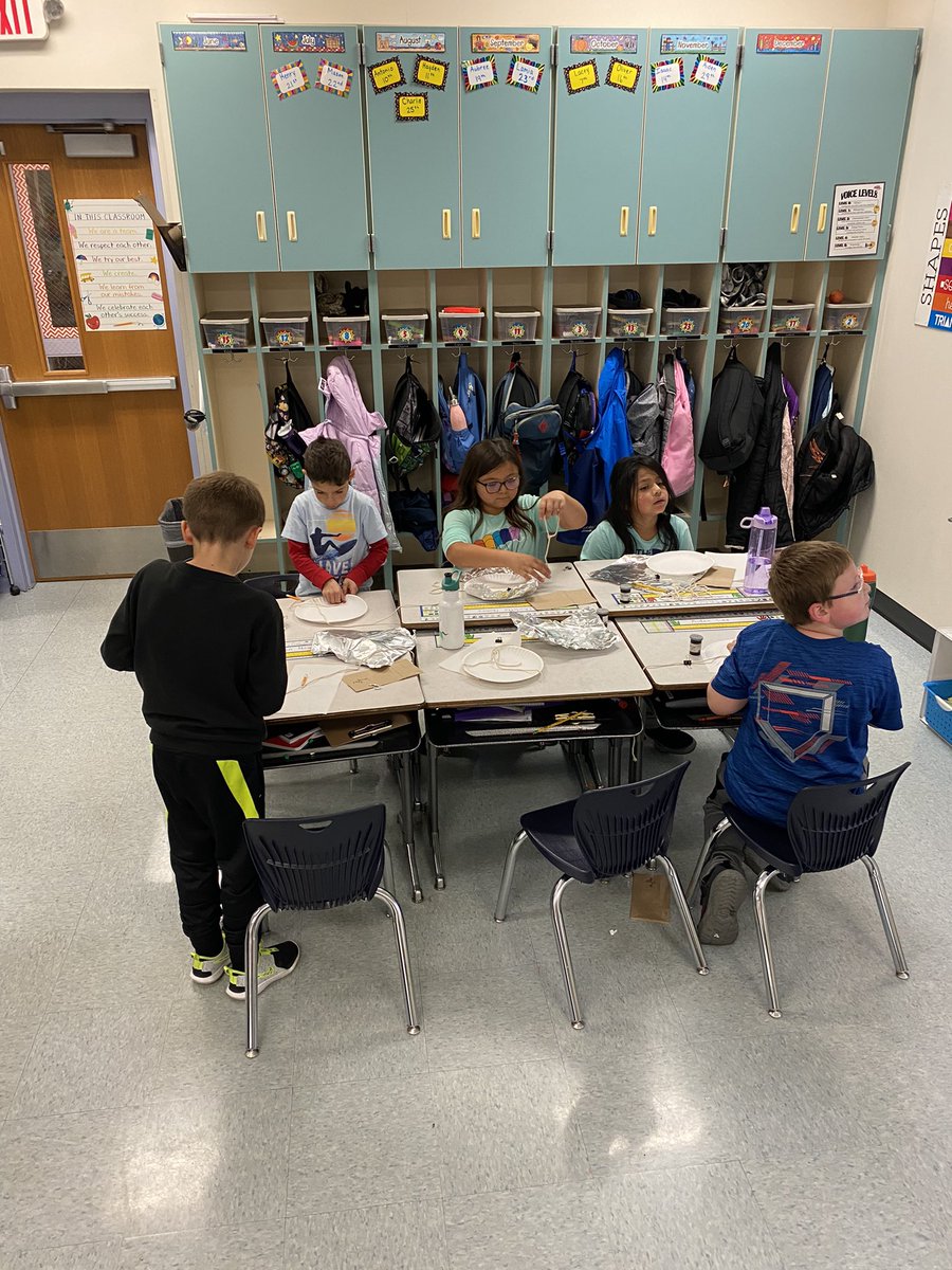 MahersMinions's tweet image. We were lost on an island, making hats to shade us from the sun! #science #mysterscience #properties #lmemagic #montimagic