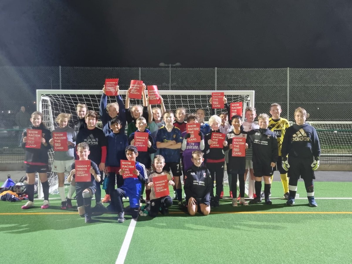 FCJohnstown's tweet photo. Our U11 and u12 boys and u13s girls after training tonight ๐
#letskickitout #endracism #johnstownfc #football #platinumclub #togetherstronger https://t.co/CEndxgyrUi