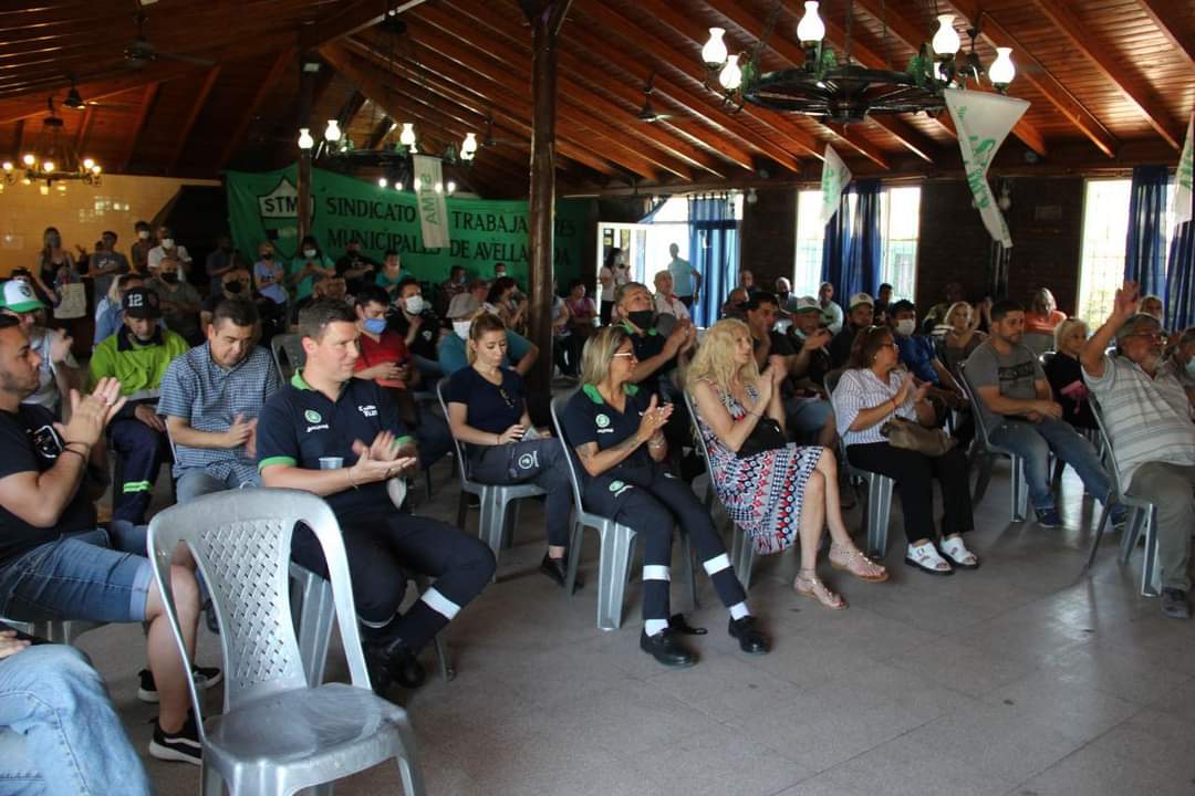 stmavellaneda's tweet photo. #MuTraMa
@herdoval FUE REELECTO PRESIDENTE.
En la Asamblea Ordinaria realizada el 27 de octubre las asociados y los asociados a MUTRAMA (Mutual de Trabajadores Municipales de Avellaneda) eligieron nuevamente a Hernan Doval como Presidente de la institución. https://t.co/wEQaxSWBOj