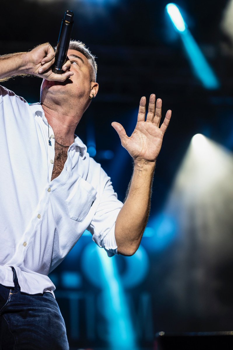 Oh, inmortal Poseidón, el del furioso tridente 
A ti me encomiendo en esta difícil empresa 
Propicia que este velero llegue a buen puerto 
Permíteme llevar a cabo los designios de Afrodita, nacida de las olas…