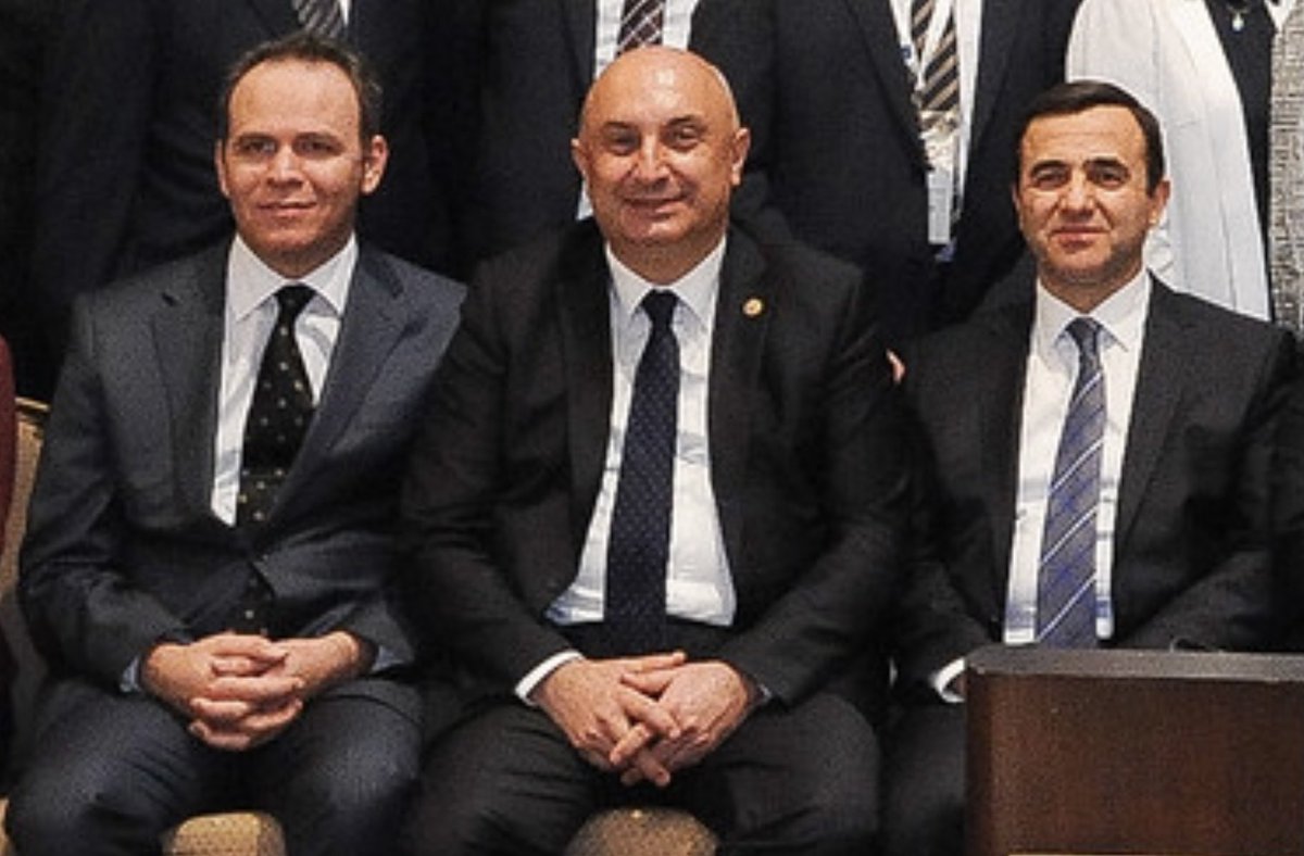 Lütfen Engin Özkoç'a sorarmısınız!!
Bu resimde sağ ve solunuzdaki şahıslar kim?
Bu resmi nerde ve ne zaman çekindiniz?
Ne sıfatla oradaydınız?

Burnuma pis kokular geliyor...
<a href="/enginozkoc/">Engin Özkoç</a>

#ŞebnemŞirin
#SeninleSandıktaGörüşeceğiz
"Emine Şenlikoğlu"