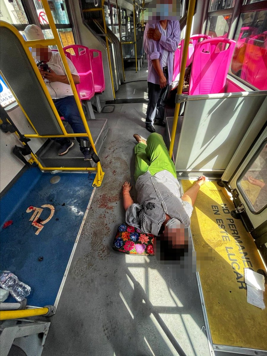 87punto3's tweet photo. ⚠️ IMÁGENES FUERTES ⚠️

#ÚLTIMAHORA 🔴 | Choque de una unidad del @MetrobusCDMX y automovilista en el cruce de Eje 4 Sur Cola y Calle Heriberto Frías, Colonia Narvarte Poniente en #BenitoJuárez (@BJAlcaldia). #CDMX ⚠️

🤳 @jerrxg13 | #87Punto3 📻🚩 https://t.co/qEbEJfEaIW