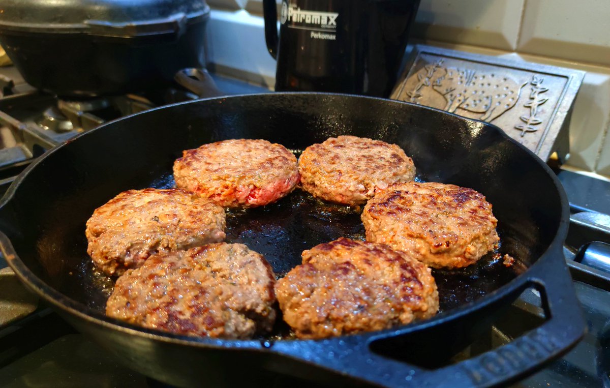 Here's a quick question for you cheeky #BBQ monkeys to debate??
Caramelized #pineapple on a candied #bacon cheeseburger??? 🍔🥓🍍
Yeah or nay??
<a href="/OakridgeBBQ/">Oakridge BBQ</a> <a href="/LodgeCastIron/">Lodge Cast Iron</a>