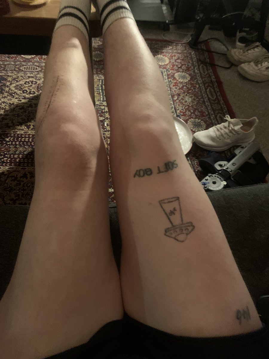 cameronb792's tweet photo. Hot dogs or legs https://t.co/uEyCsnW5MY