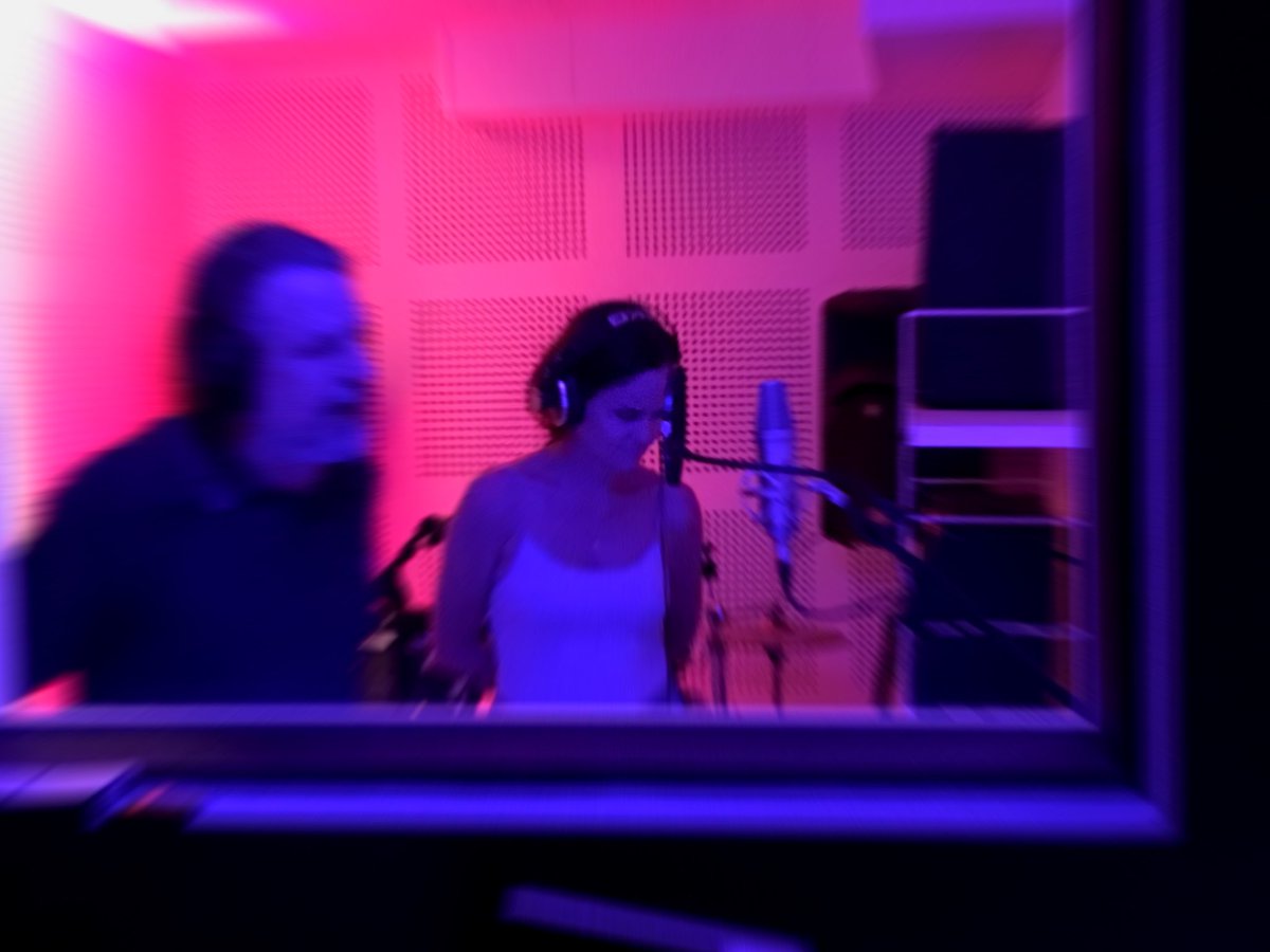 Miró tenía escrito en la puerta de su estudio: “Este tren no para”. Pues eso.