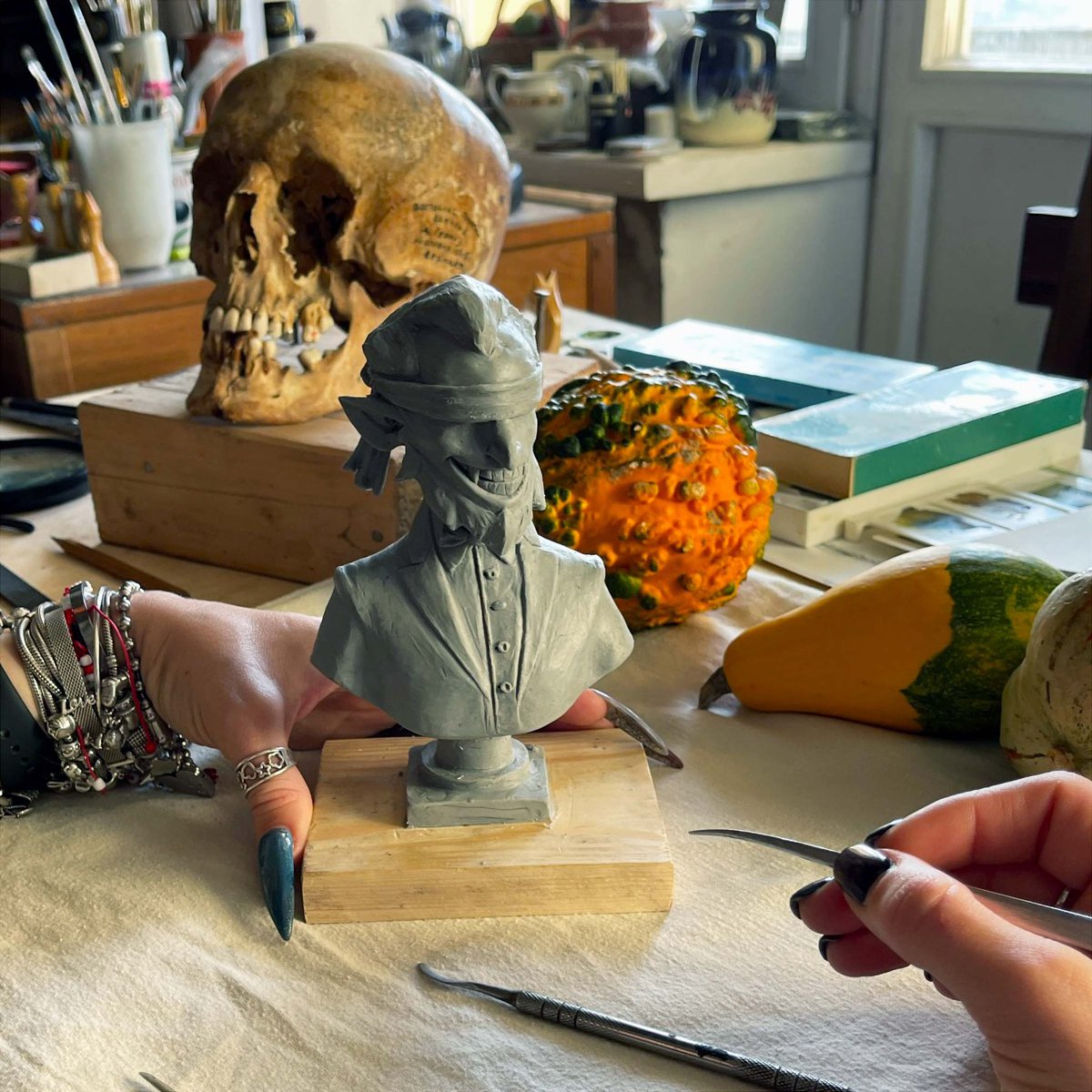 tangibleize's tweet photo. 1/4 What would the artist with #onlyfangs sculpt for the #svshalloween?
#SVScommunity meet the Sneaky Clay Vampire #101! I put all my love in this work!
P.S. In the near future he is going to evolve to his final Bronze form
#SVS #svsnft #halloween2021 #NFTCommmunity #sculpture https://t.co/Nci2Rkxdzd