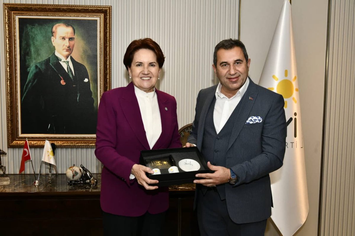 MMuratacil's tweet photo. İYİ Parti Genel Başkanı Sn Meral Akşener'e İadeyi ziyarette bulunduk.
Kendisine yöresel İmranlı bebeklerimizden hediye ettik.
Sn Genel Başkana ilgisi ve misafirperverliği için çok teşekkür ediyoruz.
@meral_aksener @iyiparti @MMuratacil https://t.co/Jm5XhzXdtn