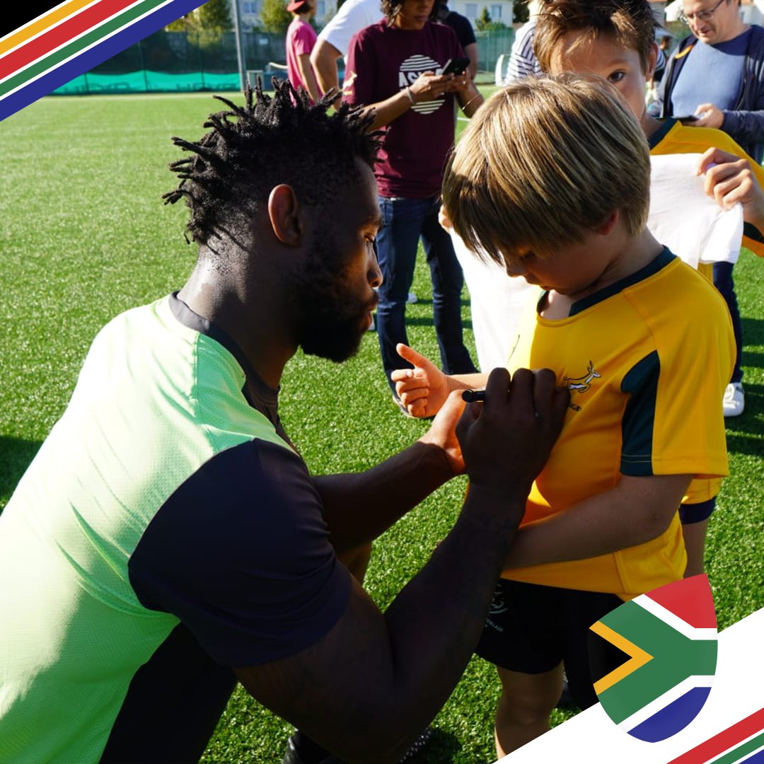France2023's tweet photo. Un 𝐦𝐨𝐦𝐞𝐧𝐭 𝐮𝐧𝐢𝐪𝐮𝐞 et 𝐢𝐧𝐨𝐮𝐛𝐥𝐢𝐚𝐛𝐥𝐞 ✨

Merci aux @Springboks pour cette journée passée à Bordeaux, au contact de jeunes joueurs de rugby 🇿🇦🏉
 
Comme un avant-goût de #RWC2023... 🇫🇷 https://t.co/q0OFp3lXfQ