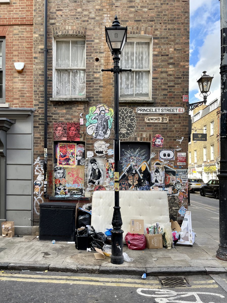 dbeattie22's tweet photo. ‘Joy Diversion’ The rich urban tapestry that is #BrickLane #UrbanArt #UrbanPhotography #StreetPhotography #StreetArt https://t.co/mqxrJk1lmw
