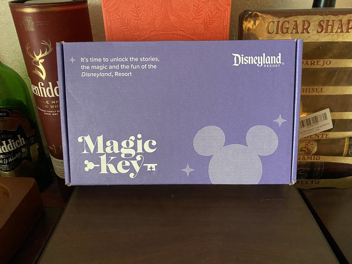 DeanAdventures's tweet photo. Happy I received my Disneyland Dream key package today. https://t.co/OoJbLOnFnD