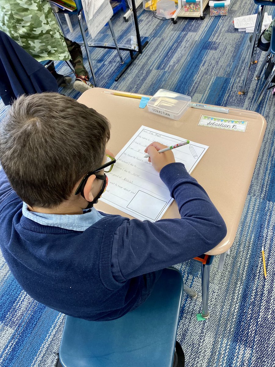 AMorgan3rdGrade's tweet photo. Third graders writing to their 8th grade writing buddies! https://t.co/3L10im8tCJ