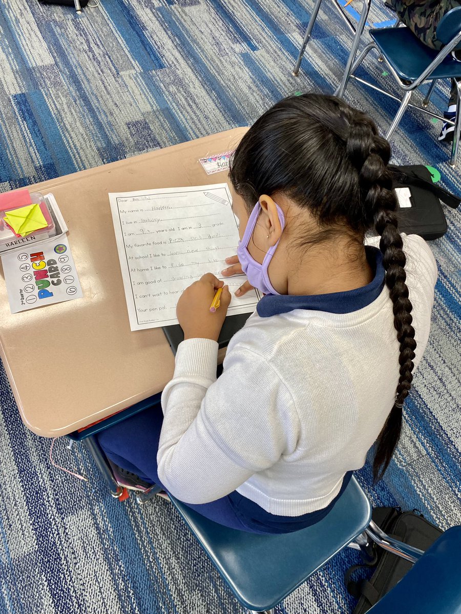 AMorgan3rdGrade's tweet photo. Third graders writing to their 8th grade writing buddies! https://t.co/3L10im8tCJ
