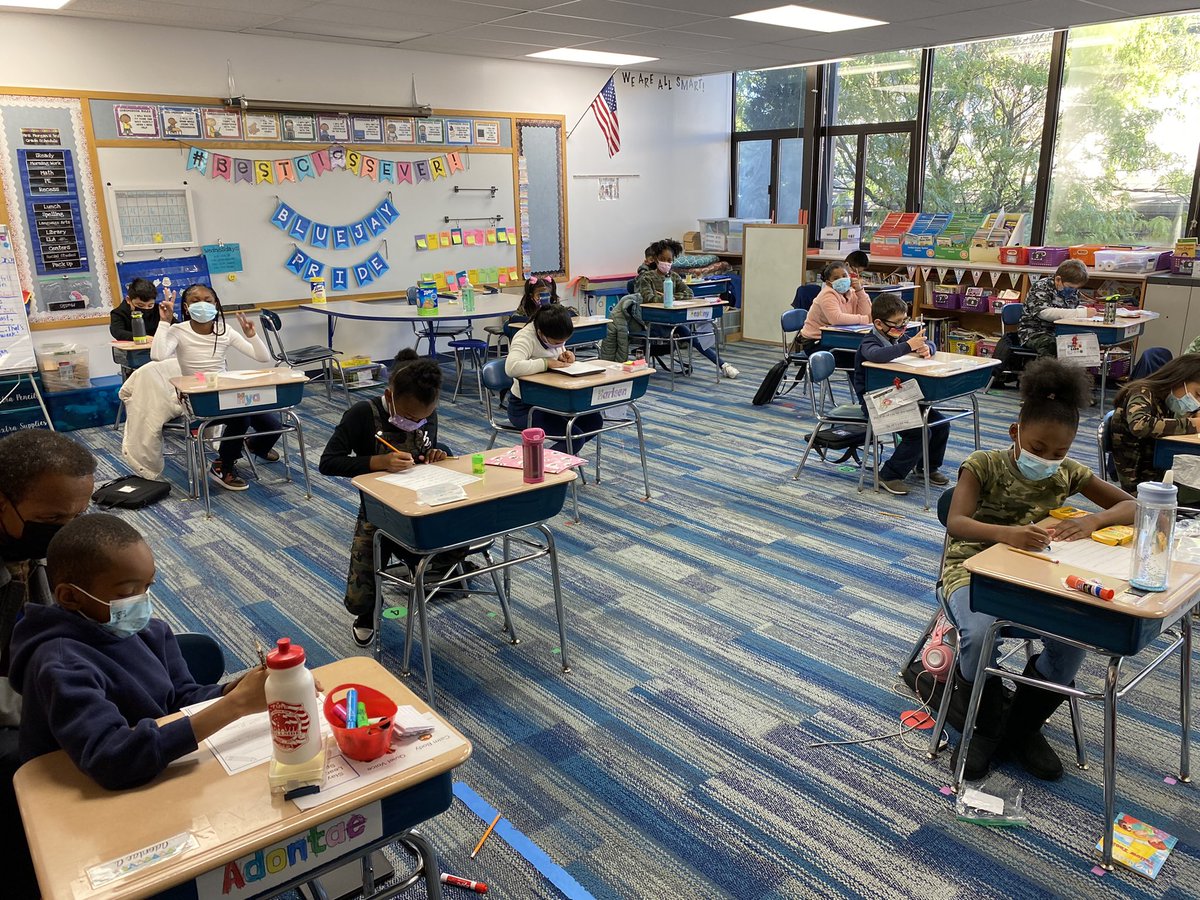 AMorgan3rdGrade's tweet photo. Third graders writing to their 8th grade writing buddies! https://t.co/3L10im8tCJ