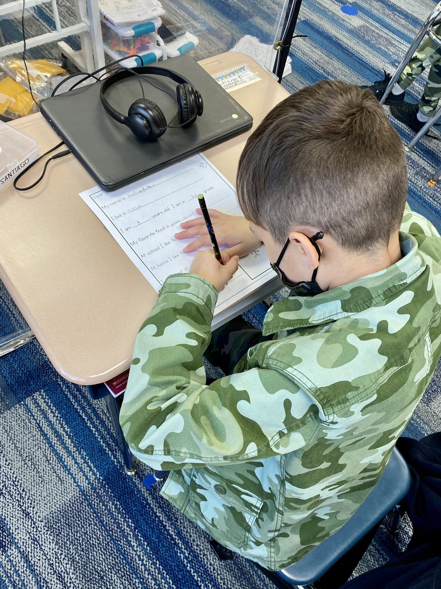 AMorgan3rdGrade's tweet photo. Third graders writing to their 8th grade writing buddies! https://t.co/3L10im8tCJ