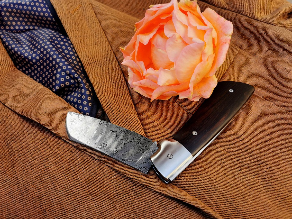forgedelalune's tweet photo. Un Blaast style gentleman farmer 

Cran plat avec poncetage 

Lame en damas forgé par moi même 90mcv8/15n20, 256couches 
Plaquettes en ébène du Mozambique 
Mîtres, platines et ressort en inox z40
Montage vissé

Non dispo https://t.co/tzvKWK4hbX
