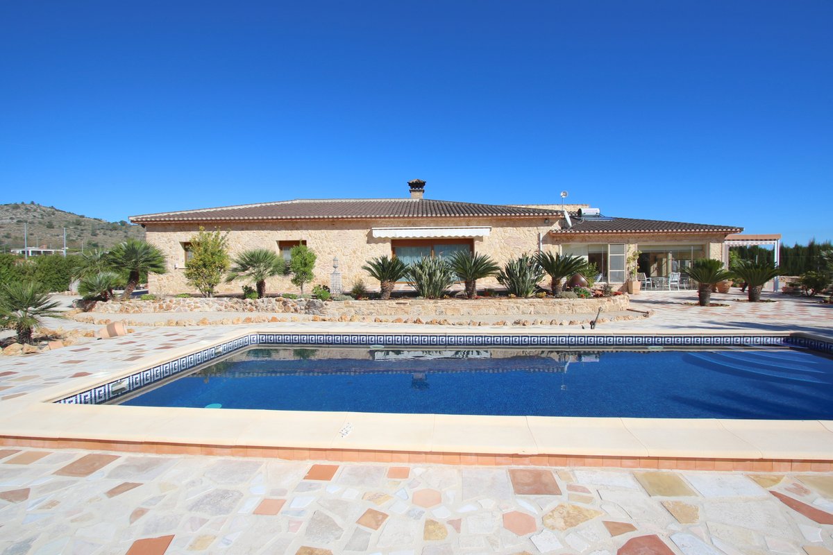 StarckEstates's tweet image. VERKAUFT ++ SOLD ++ VENDIDO 🤩

Und wieder einen Kunden glücklich gemacht ☺️
Gratulation an unseren Luxemburger 🇱🇺 Käufer zum privaten Paradies an der Sonne ☀️ und auf viele schöne Momente im neuen Zuhause 🍾🥂

👉starck-estates.com/de/properties/…

#pego #finca #landhaus #newowner