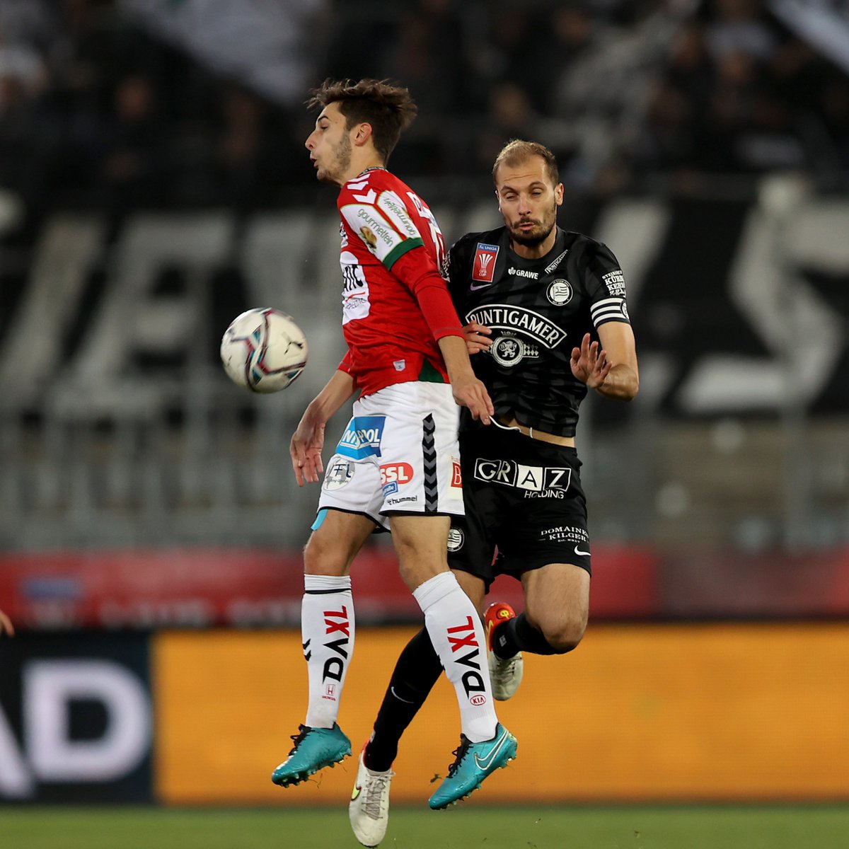 SKSturm's tweet image. Das bis dato bessere Team läuft in Schwarz auf. In Sachen Präzision und Zielstrebigkeit ist allerdings noch Luft nach oben. #sturmgraz #GlaubeWilleMut #STUSVR #GEPApictures
______________
STU 0:0 SVR | ⏱️ 31'