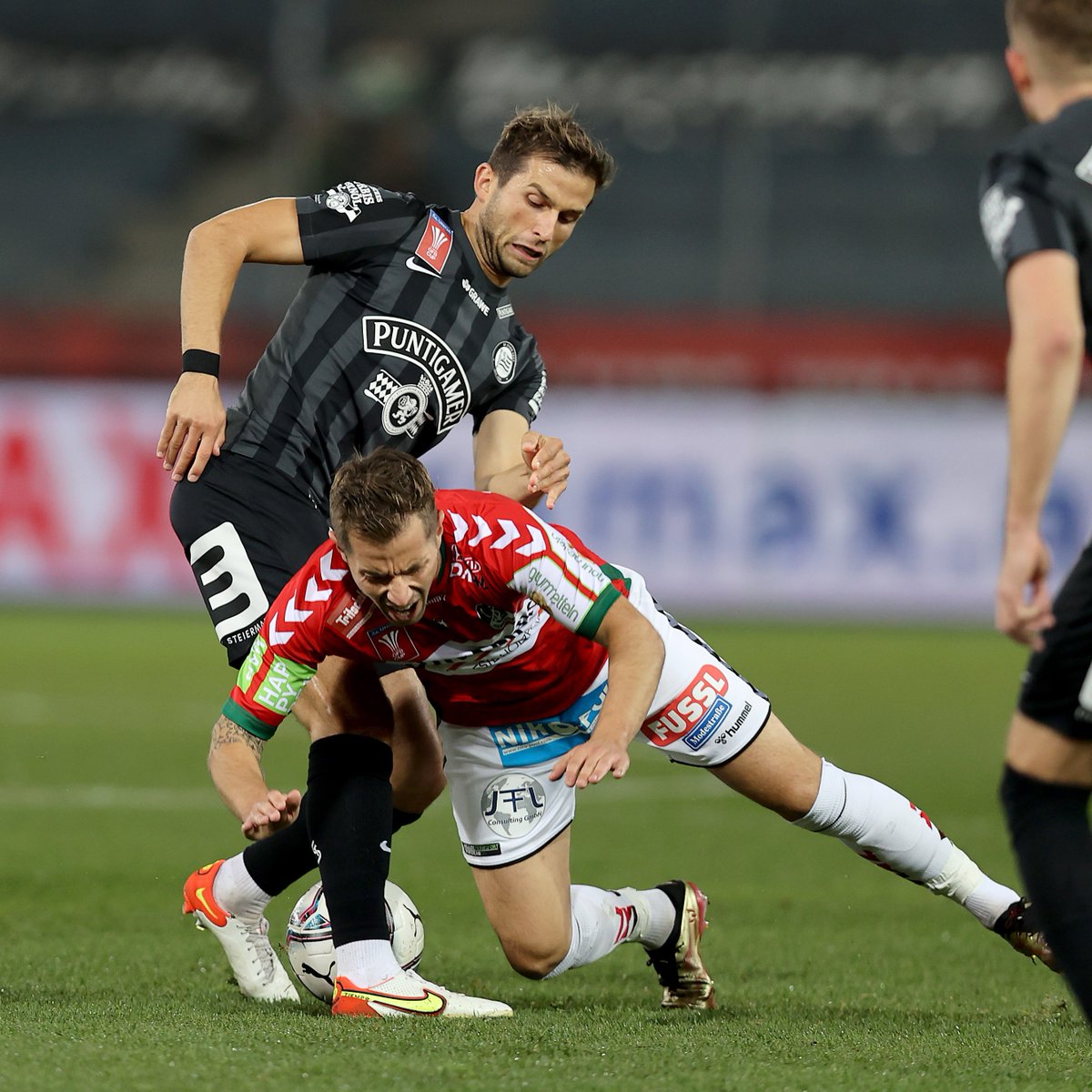 SKSturm's tweet image. Das bis dato bessere Team läuft in Schwarz auf. In Sachen Präzision und Zielstrebigkeit ist allerdings noch Luft nach oben. #sturmgraz #GlaubeWilleMut #STUSVR #GEPApictures
______________
STU 0:0 SVR | ⏱️ 31'