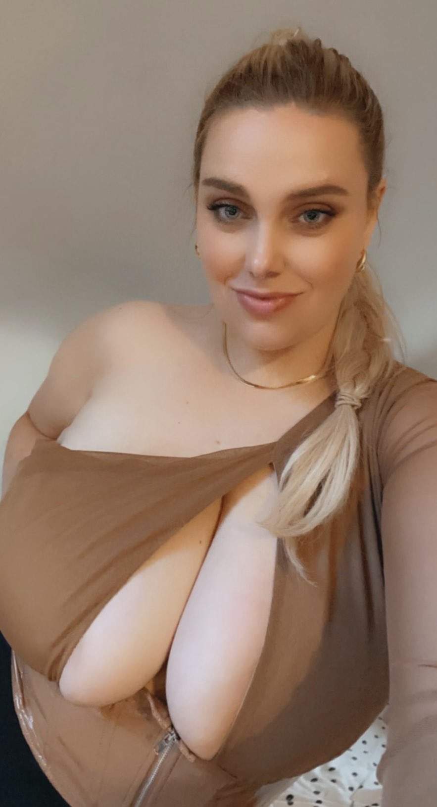 Trying on my new top, what do you think? https://t.co/Vij4g0bX74