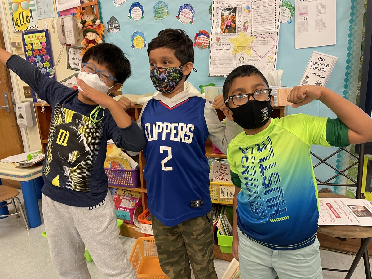 MrsAustinHGS's tweet photo. TEAM up against drugs! Red Ribbon Spirit Week! 🏈⚽️🏀 #SecondGradersRock https://t.co/pZ0Izjt1zV