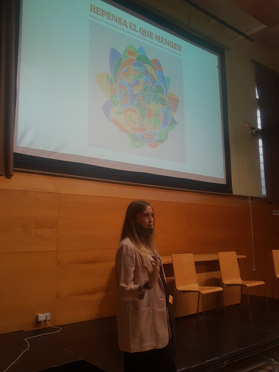 desosong_'s tweet photo. Arranquem la presentació de la guia #repensaelquemenges a Can Massallera amb una petita presentació a càrrec de Rebeca Segura, coordinadora general de DESOS, amb motiu del 20è aniversari de l'entitat 🥳❗ https://t.co/zz2IflYfA3