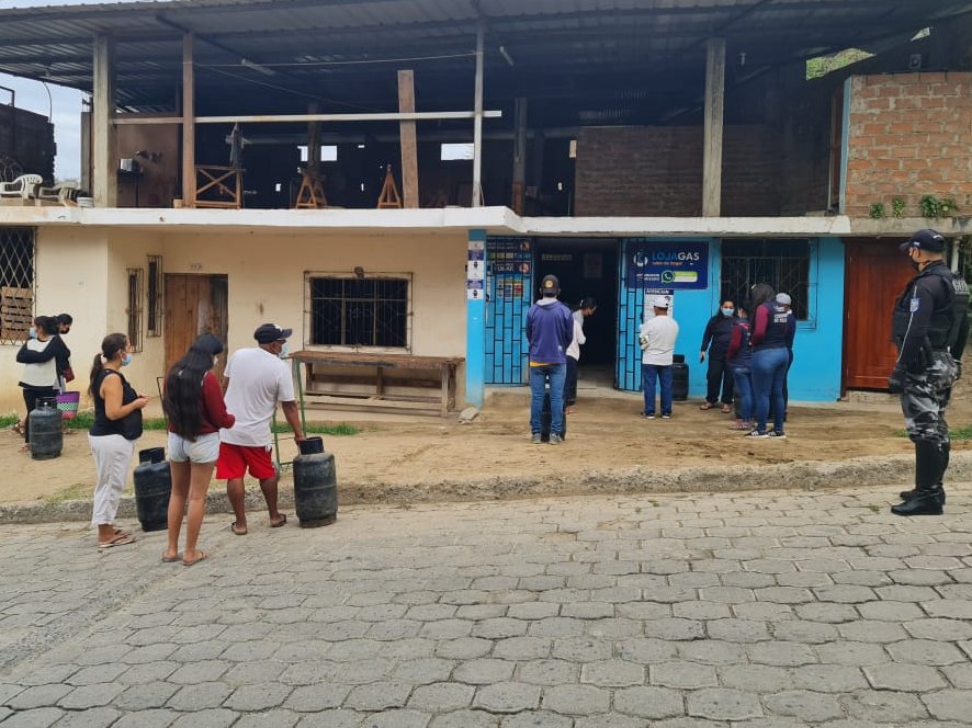 🚨 #Macará | #ComisaríaDePolicía y <a href="/PoliciaEcuador/">Policía Ecuador</a> ejecutan controles en distribuidoras de Gas Licuado de Petróleo (GLP).

✅ Control de precios.
✅ Control de identificación a través de APP móvil. 
✅ Control de medidas de bioseguridad.