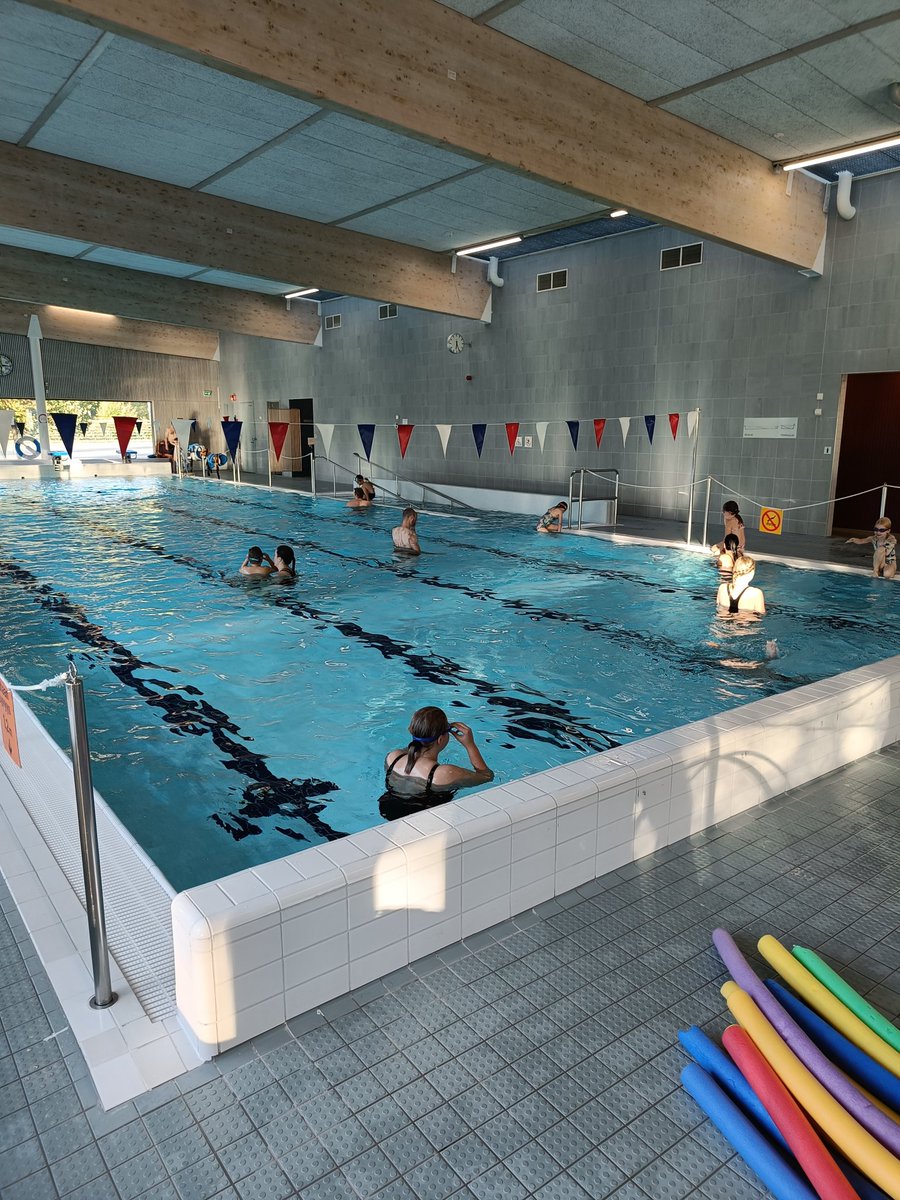 Vauva- ja perheuinnit jatkuvat syksyn toisen jakson merkeissä 31.11./1.11.
Uusille vauvauimareille ja vähän isommillekin löytyy vapaita paikkoja.
Tule rohkeasti mukaan iloiseen joukkoomme.
#vauvajaperheuinti #lamminuimahalli #oikeareitti #uinti 
oikeareitti.net/uinnit/ryhmat-…