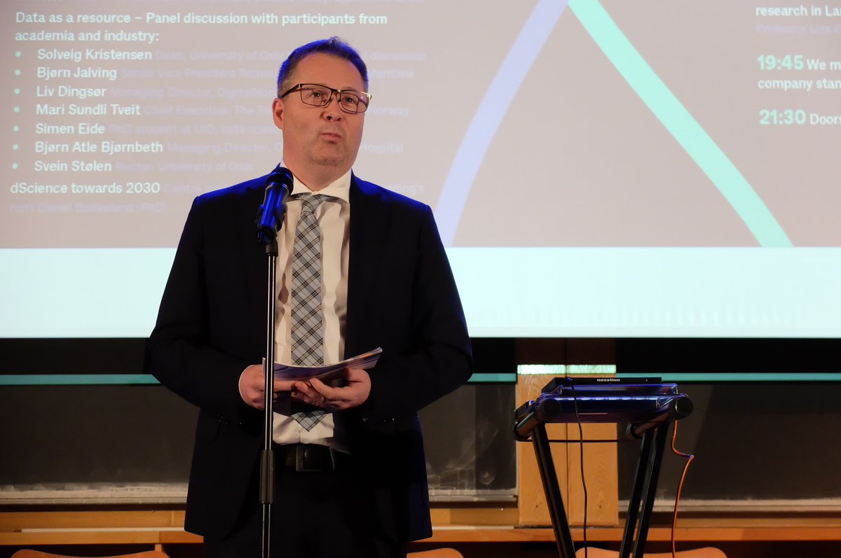 unioslo_titan's tweet photo. Navnet er og blir dScience. I dag åpnet sto statsråd Bjørn Arild Gram fra @km_dep for den offisielle åpningen av Senter for data- og beregningsvitenskap. 
Les mer her: https://t.co/lOA63EFz8S
@mortendaehlen @sveinstlen @mortendalsmo #dscience https://t.co/fg7nL6y4Ge