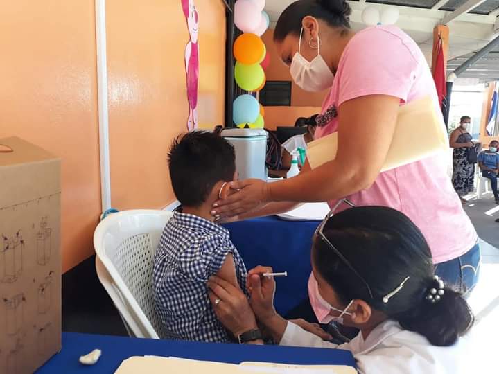 #UnidadParaLaProsperidad Nicaragüenses de todas las edades, continúan llegando a los a los Puestos de Vacunación Voluntaria contra el #Covid-19. Imágenes del Centro de Salud, Francisco Morazán de #Managua #LaPazEsElCaminoDaniel2021
