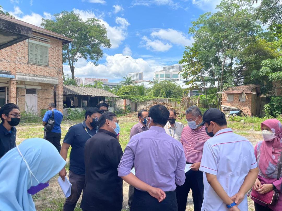 JKRTimurLaut's tweet photo. 27.10.2021 | 20 Rabiulawal 1443H

Lawatan Tapak Cadangan Projek Kuarters KKR Kelas H, Hilir Sg. Pinang DTL, YBhg. Datuk @uzirsulaiman, TKSU (DP), @MOWorks ke @JKRTimurLaut. YBrs. Ir. JD @AzzamSobry mengiringi YBhg. Datuk TKSU (DP) untuk sesi tersebut.

#jasakepadarakyat https://t.co/DEaeq96vFV