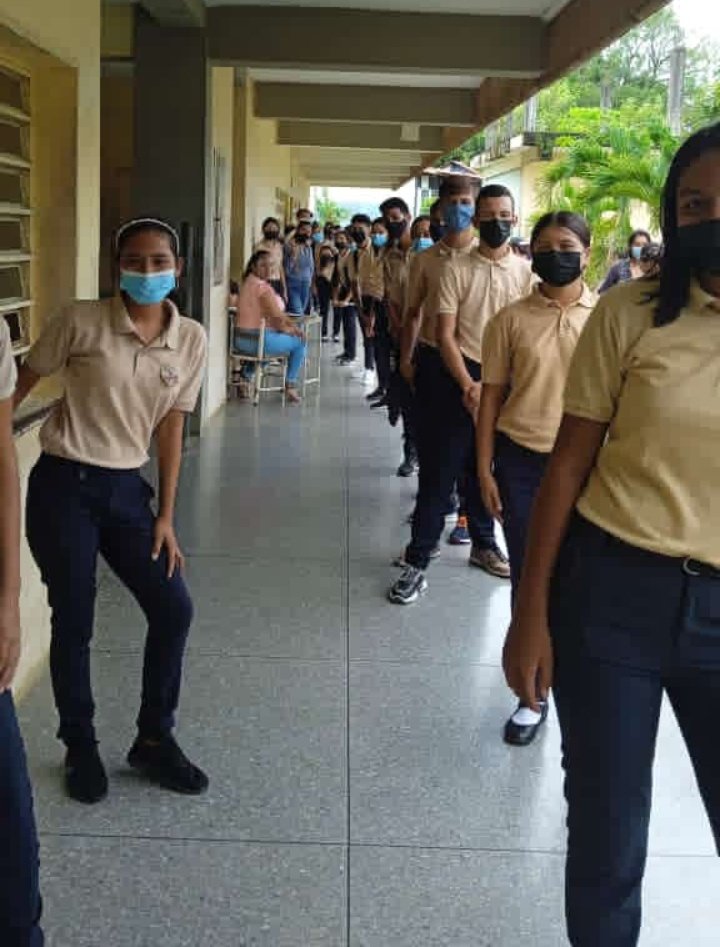 FundabitSP's tweet photo. “Hoy hemos comenzado en Simón Planas  #VenezuelaSeVacuna  la educación; no se detiene hoy desde el Liceo Atures, cumpliendo las líneas del presidente @NicolasMaduro en la Inmunización de la población estudiantil #RegresoAClasesSeguro con @ZELara2019 @Dimary08 @_LaAvanzadora https://t.co/5qbVo2W1l8