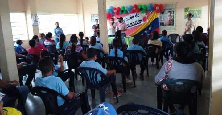 “Hoy hemos comenzado en Simón Planas  #VenezuelaSeVacuna  la educación; no se detiene hoy desde el Liceo Atures, cumpliendo las líneas del presidente <a href="/NicolasMaduro/">Nicolás Maduro</a> en la Inmunización de la población estudiantil #RegresoAClasesSeguro con @ZELara2019 <a href="/Dimary08/">D!mary_Anzola</a> <a href="/_LaAvanzadora/">Yelitze Santaella</a>