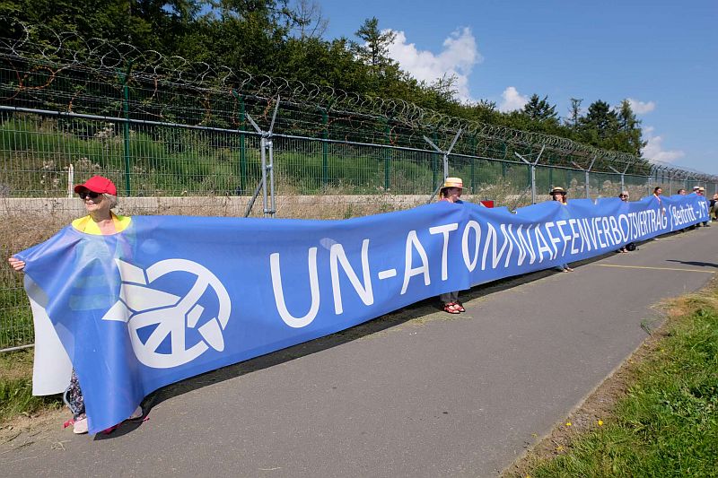 Marion Kuepker from the German Network for the Abolition of Nuclear Weapons, talks about the chronology of events involved in the #NukeFreeEurope month of action. 

Here's some brilliant pictures from the action in the Büchel air base, Germany😍
