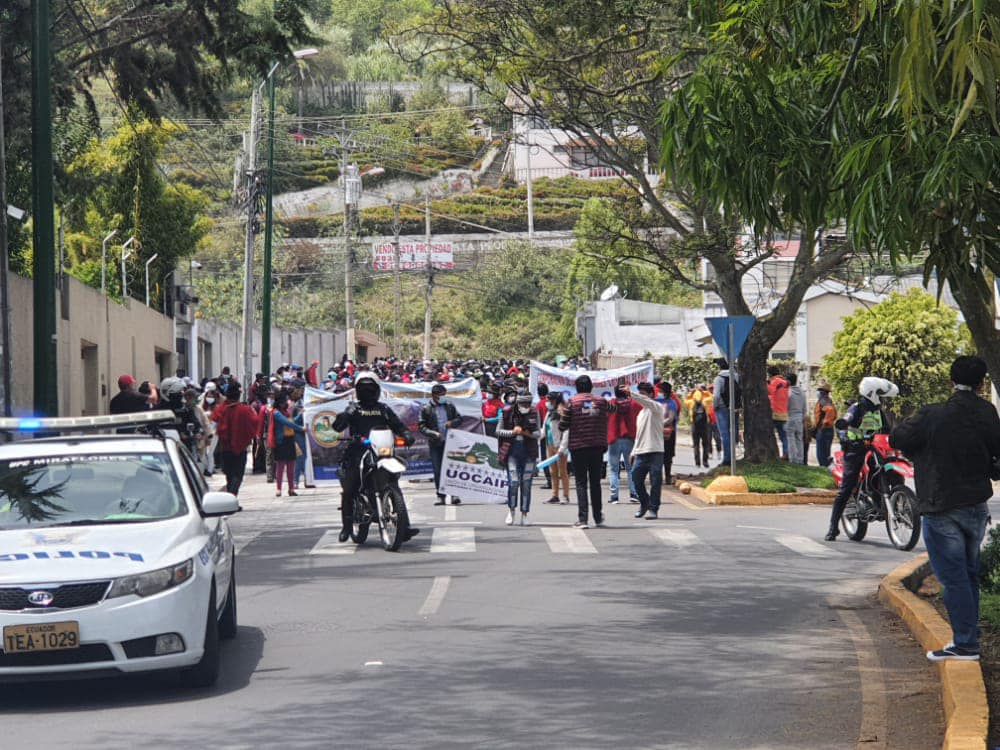 UrkuKapari's tweet photo. Segundo día de #movilizaciónnacional 
Urku Kapari |Informe comunitario🔴🔴

Marcha por el sector Miraflores encabezado por los compañeros de aguajan.

Créditos: Roció Elizalde

#Tungurahua 
#UrkuKapari 
#ComunicaciónComunitaria 
#ParoNacional
#Ambato https://t.co/l9ZgC85uoO