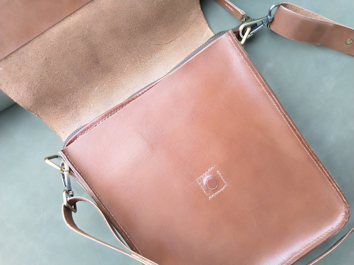 EM_Anas's tweet photo. Another Full Grain leather Crossbody bag we developed at https://t.co/Mztzbf6m8T
For inquiries: hello@deodardesign.com
#LeatherCraft #DeodarDesign #DWorkshop #Handstitched #madeinpakistan #PakistanGoingForward #Pakistan #TheHiddenTreasure #Expo2020 https://t.co/7M4YVwKdOG