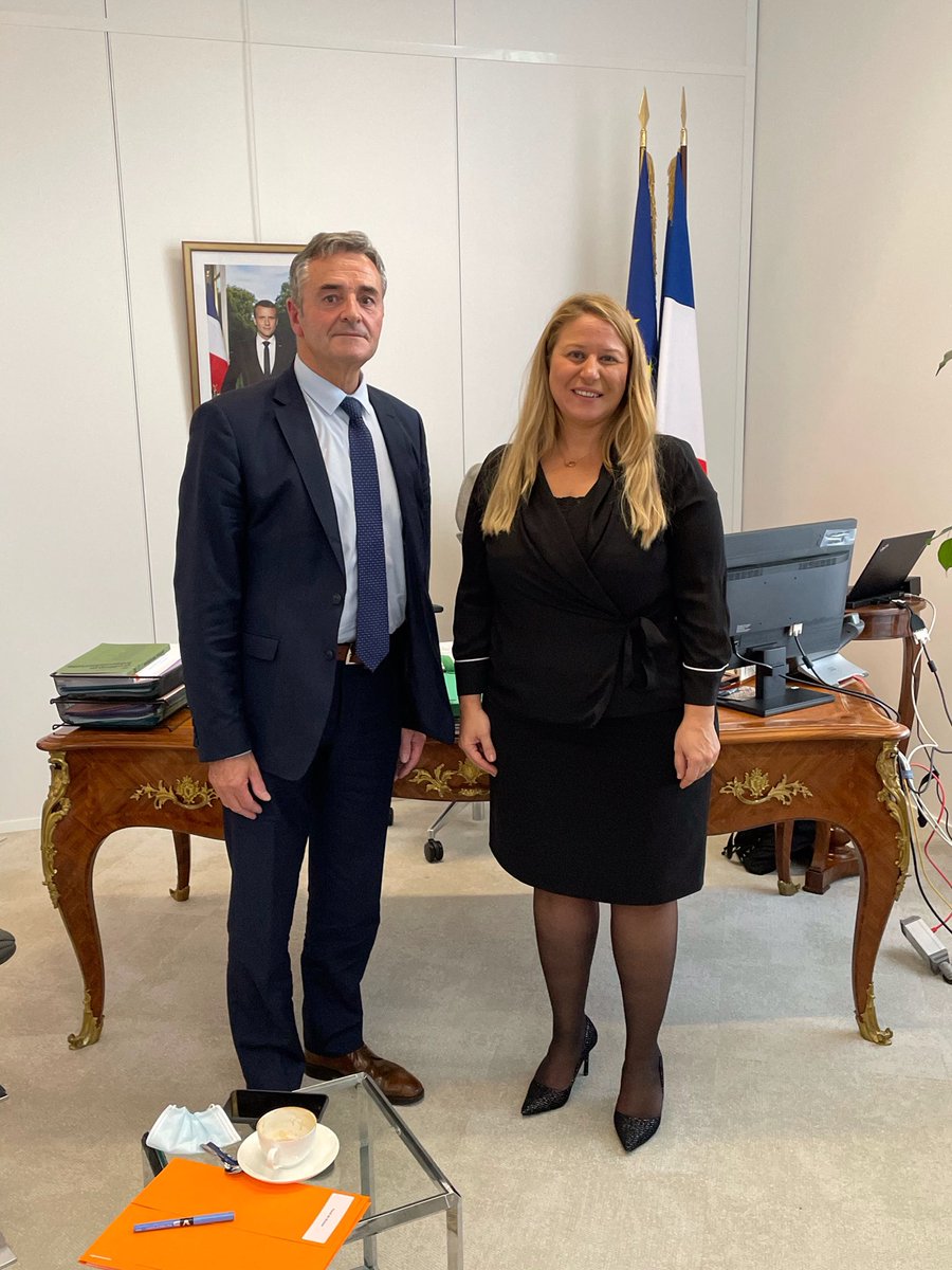 U2P_france's tweet photo. Entretien très constructif du Pt de l’@U2P avec la ministre déléguée chargée de la ville. Implantation des entreprises de proximité dans les quartiers, insertion professionnelle des jeunes... https://t.co/7abJ27OU0c